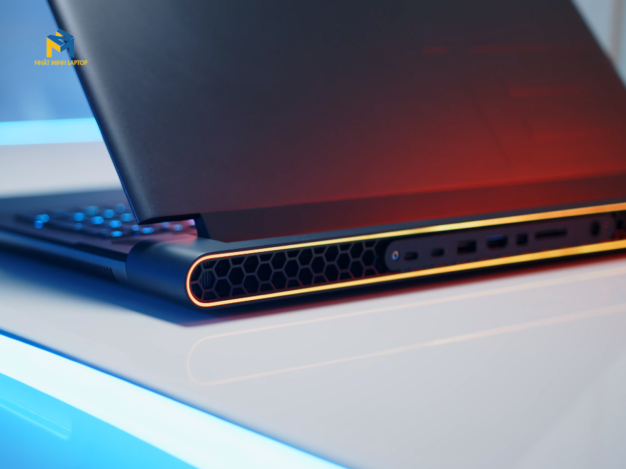 mua alienware m18
