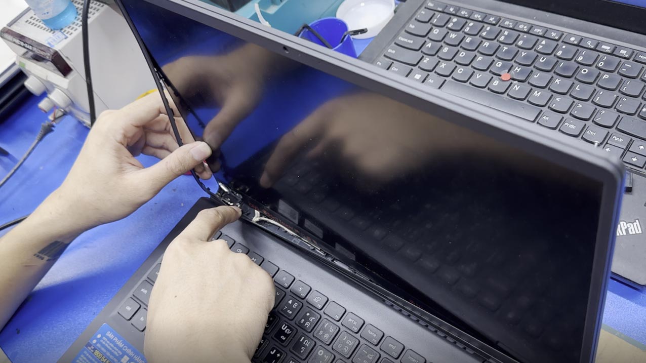 laptop bị gãy bản lề