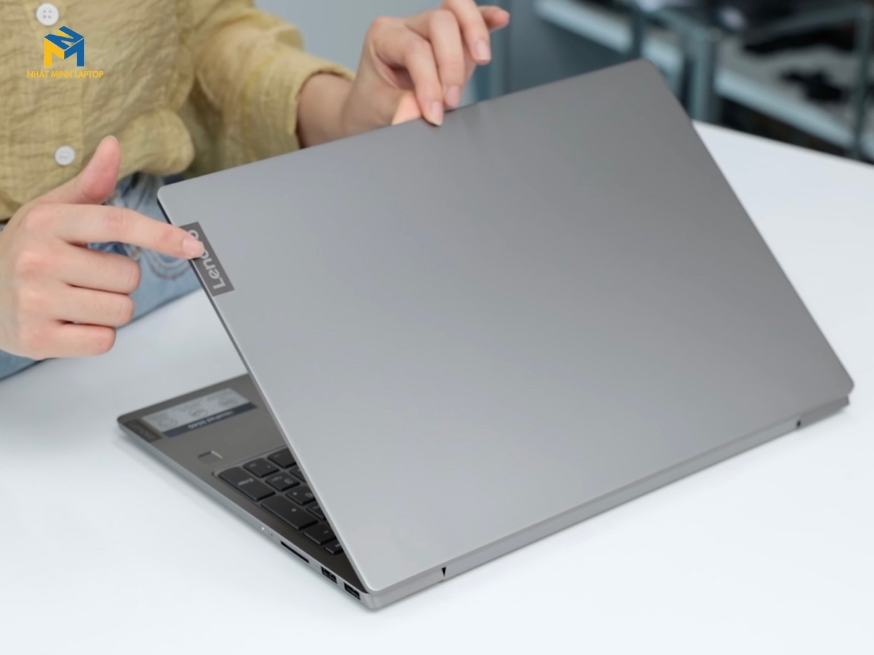 Thiết kế tối giản với logo đặc trưng của dòng Ideapad