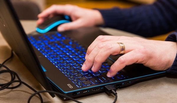 Cách bật đèn bàn phím Laptop Dell nhanh nhất 2022